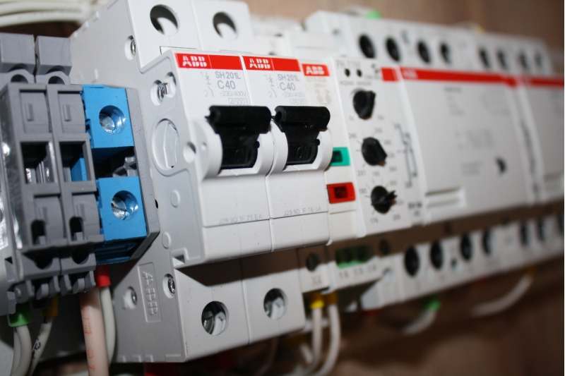 Устройство ввода резерва АВР 19 от производителя 220В 25А Schneider Electric